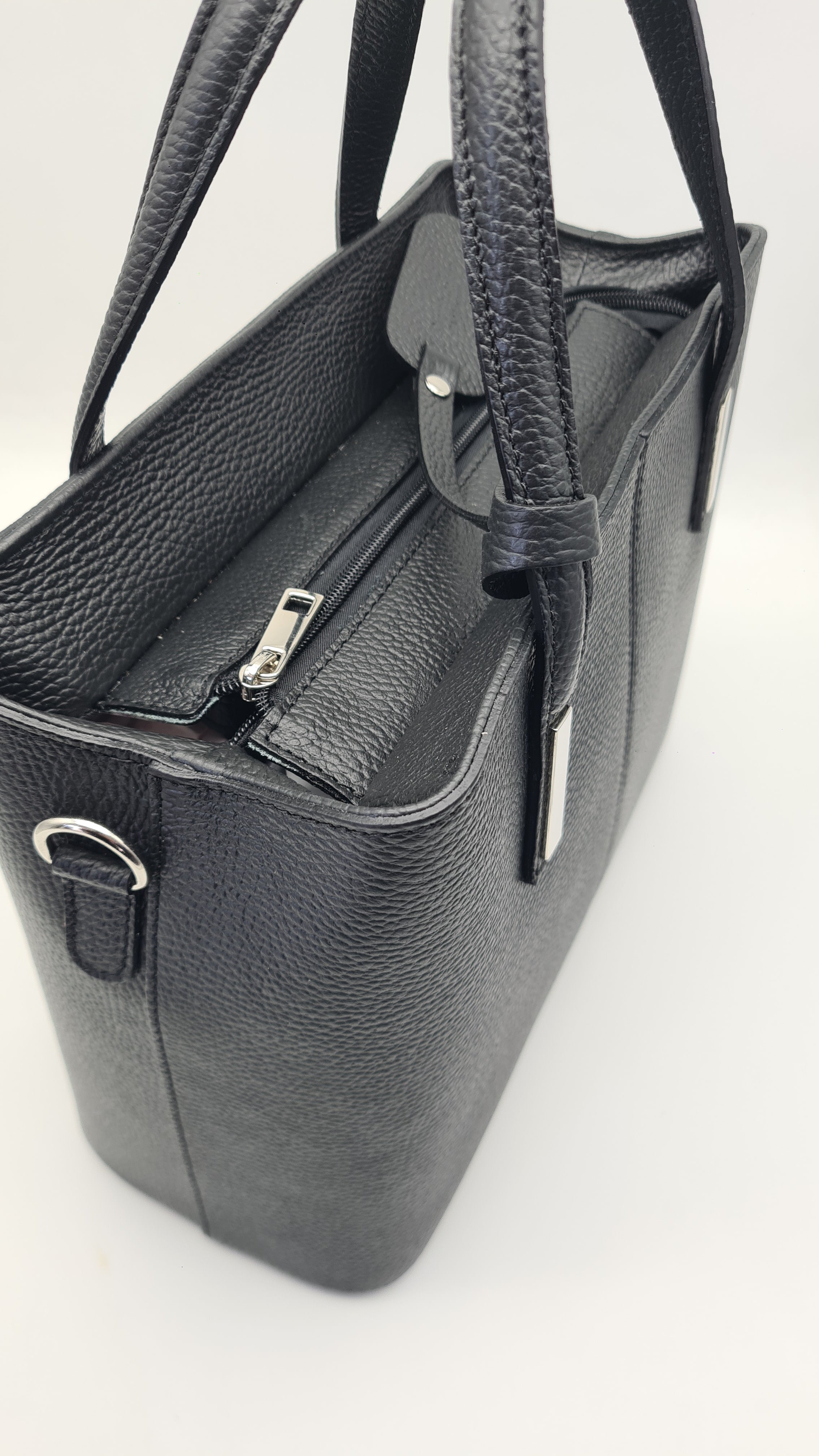 Woman leather bag in black and white