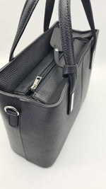Load image into Gallery viewer, Woman leather bag in black and white
